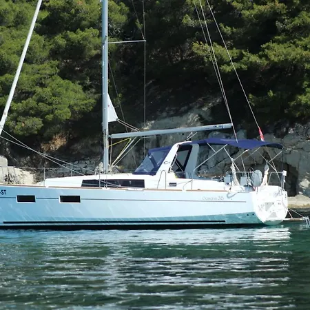 Botel Beneteau Oceanis 35- Jean Michel *